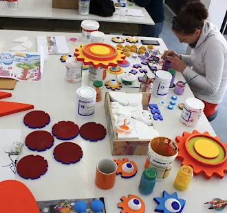 Illustration d'un atelier du kit de Karine Bracq : fabrication de petites pièces colorées en bas reliefs servant d'éléments de construction des tableaux en kit