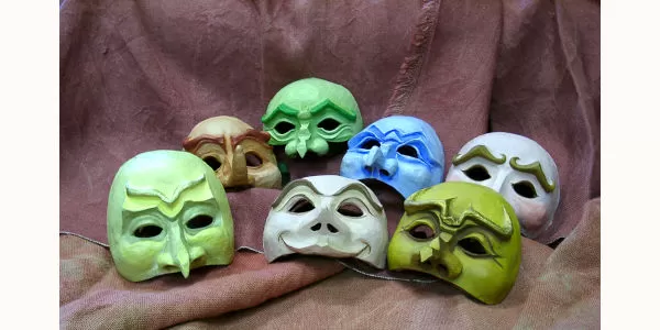 Miniatures de six masques en carton pâte créés par l'artiste plasticienne Karine Bracq pour la compagnie de l'Infini turbulent à Gravelines