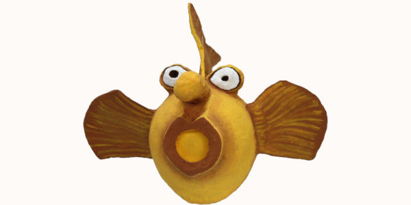 Miniature d'un art toys en carton pâte, petit poisson volant jaune 