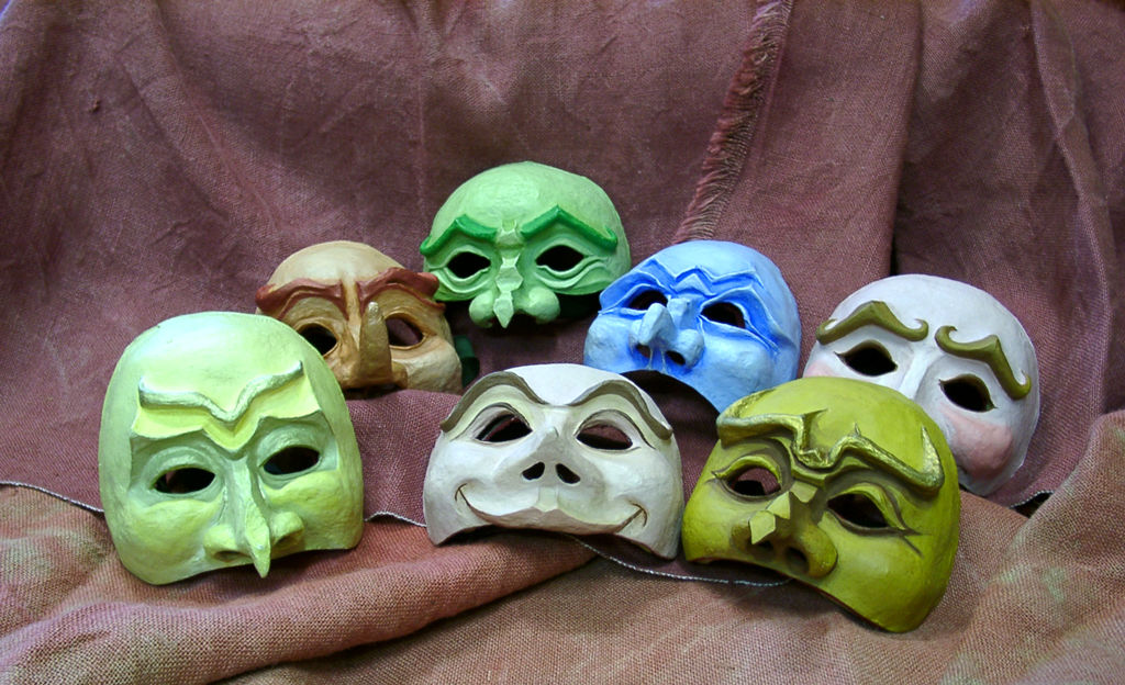 Masques en cartons pâte fabriqués par Karine Bracq pour la troupe de la Comédie de Béthune - Intermèdes de Cervantès, mise en scène de Juan Conchillo en 2004