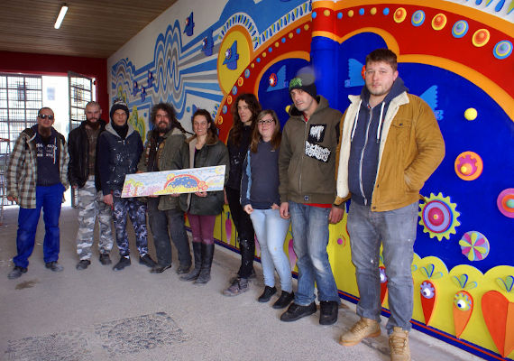 L'équipe de l’atelier déco de la ville de Calais avec Karine Bracq, artiste plasticienne, posant devant la fresque en kit de la ferme urbaine
