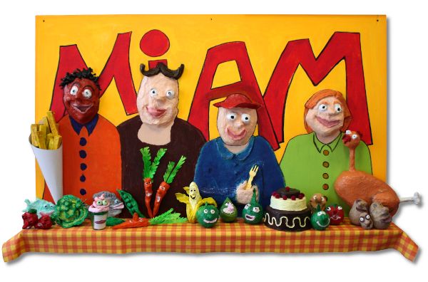 Miam - un tableau représentant des enfants qui apprécient pas certains aliments - Atelier bas relief avec le carton pâte organisé par Karine Bracq à l'institut d’éducation motrice Jacques Collache de Coudekerque-Branche