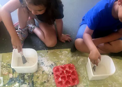 Les élèves disposent le plâtre dans les moules