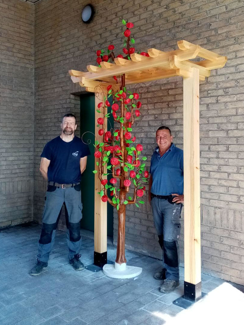 Le rosier des cheminots - Le service technique de la municipalité a construit l'arche en bois