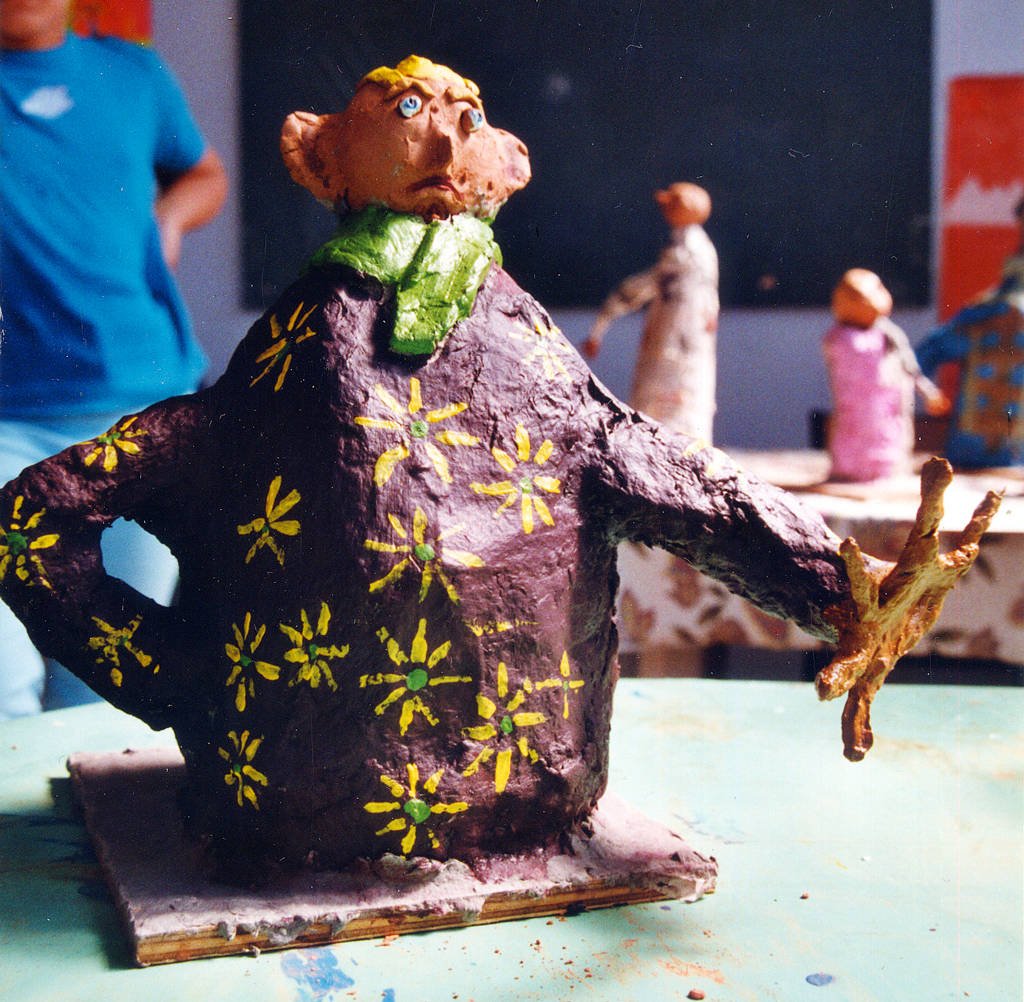 Une sculpture en carton pâte réalisée par un jeune artiste participant à un atelier de sculpture. Ateliers sur demande organisé par Karine Bracq
