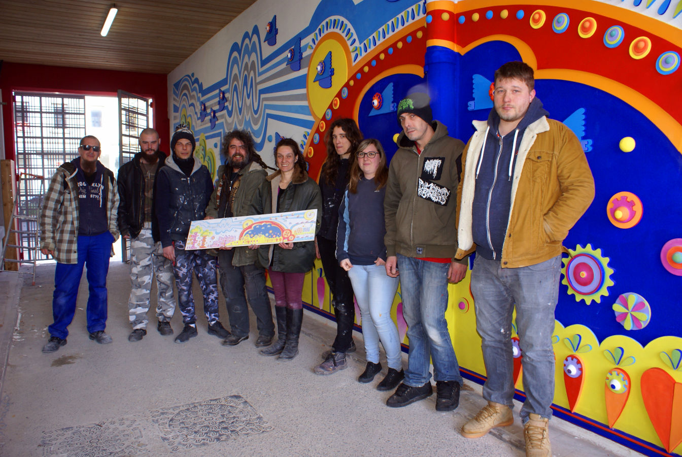 La fresque de la ferme urbaine de Calais, achevée après trois ans de préparation - Karine Bracq pose devant la fresque avec les salariés de l'atelier déco de Calais