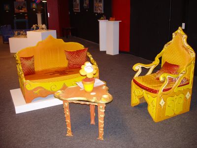 Le Salon complet avec table guéridon, canapé et fauteuil de Karine Bracq - Décor d'exposition