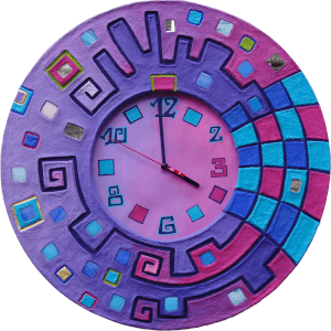Miniature d'une horloge en carton pâte peint en mauve et rose avec motifs géométriques - Karine Bracq crée des objets objets d'art décoratif insolites avec du carton pâte ou du plâtre de sculpture